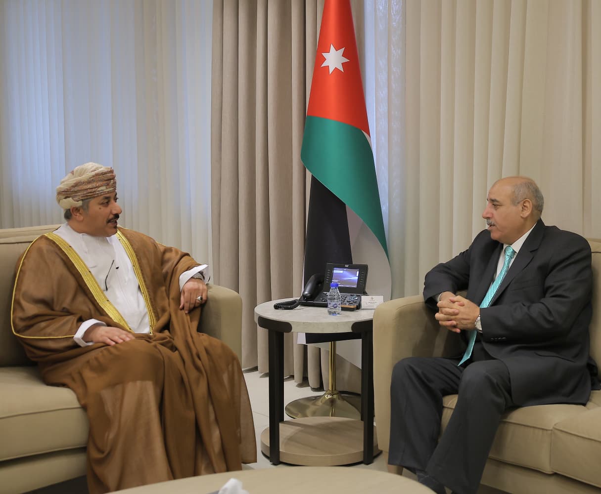صورة حول : القاضي والسفير العماني يبحثان تعزيز التعاون البرلماني والاقتصادي القاضي والسفير العماني يبحثان تعزيز التعاون البرلماني والاقتصادي