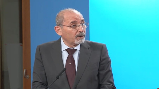 صورة حول : الصفدي: الأردن قادر على إرسال 250 شاحنة مساعدات يومياً لغزة فور رفع القيود الصفدي: الأردن قادر على إرسال 250 شاحنة مساعدات يومياً لغزة فور رفع القيود