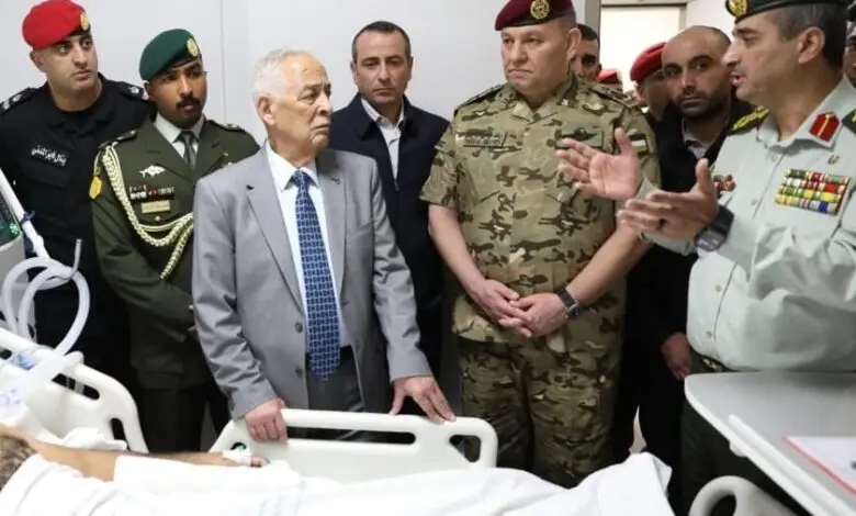 بتوجيهات ملكية.. رئيس الديوان الملكي يزور مصابي الأجهزة الأمنية في الرمثا