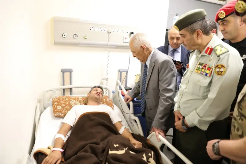 بتوجيهات ملكية.. رئيس الديوان الملكي يزور مصابي الأجهزة الأمنية في الرمثا