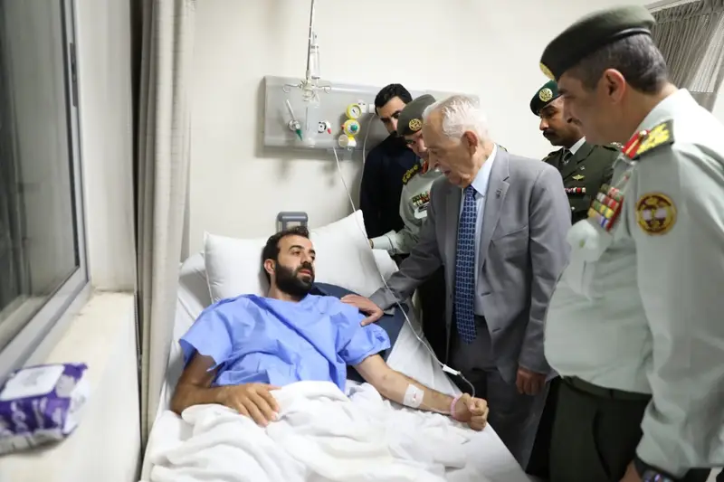 بتوجيهات ملكية.. رئيس الديوان الملكي يزور مصابي الأجهزة الأمنية في الرمثا