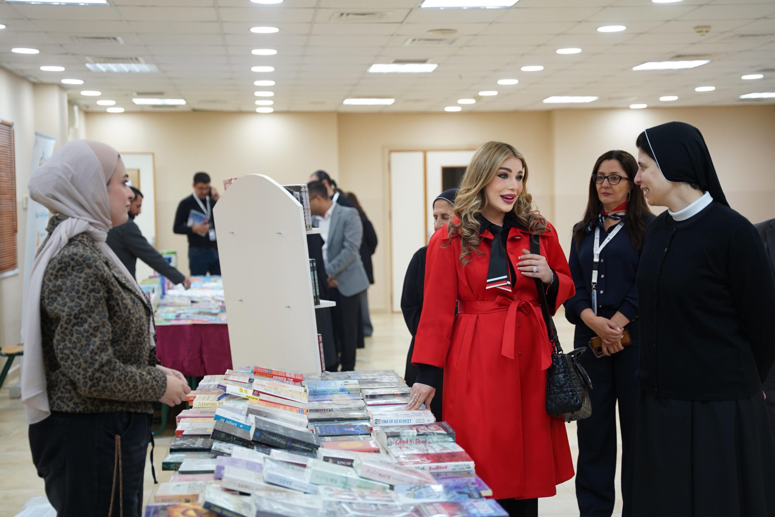 الأديبة الدكتورة سارة طالب السهيل تفتتح معرض “من الصفحة إلى الحياة” في مدرسة راهبات الوردية