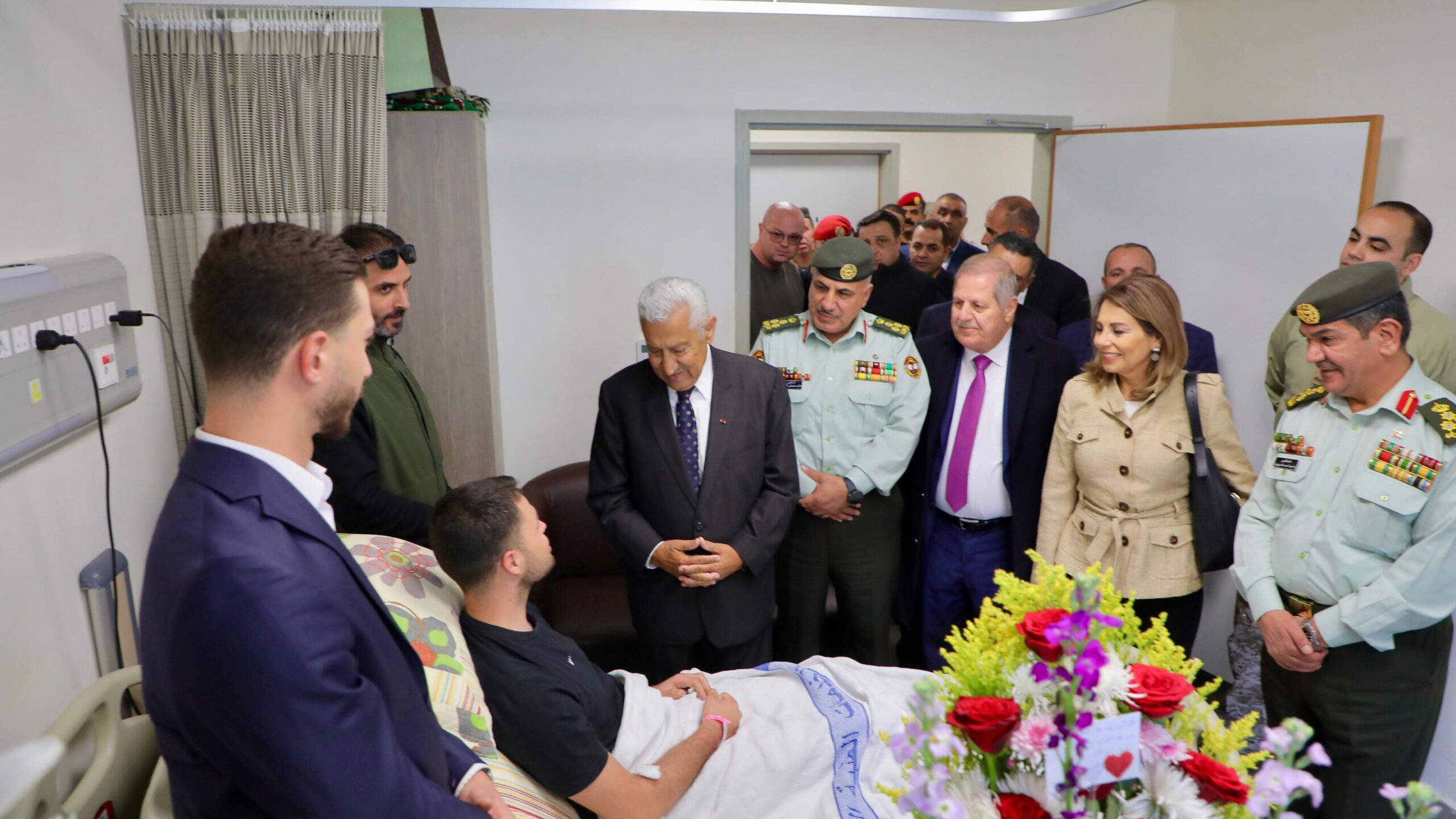 النسور يزور مصابي مداهمة الرمثا وينقل تمنيات الفايز بالشفاء العاجل