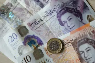 الإسترليني يرتفع إلى أعلى مستوى في شهر بعد إعلان الموازنة البريطانية