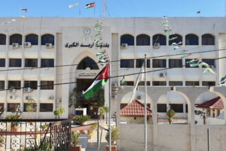 بلدية إربد تبدأ تركيب مظلات ذكية تعمل بالطاقة الشمسية في شارع الجامعة