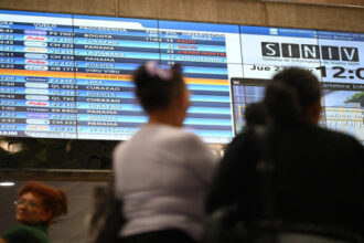 ترامب يعلن إغلاق المجال الجوي فوق فنزويلا مع تصاعد التوتر مع مادورو