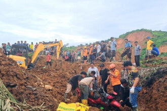 ارتفاع حصيلة ضحايا الفيضانات في إندونيسيا إلى أكثر من 300 قتيل