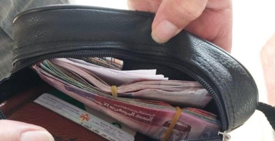 صورة حول : مواطن يعثر على ٤ آلاف دينار ويعيدها لصاحبها مواطن يعثر على ٤ آلاف دينار ويعيدها لصاحبها