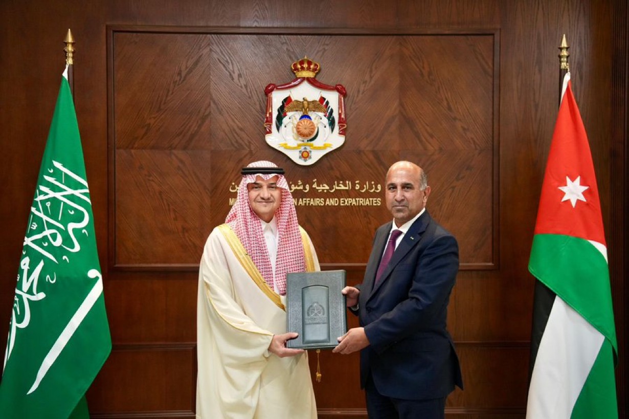 صورة حول : الخارجية تتسلم أوراق اعتماد السفير السعودي الخارجية تتسلم أوراق اعتماد السفير السعودي