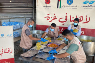الهيئة الخيرية الهاشمية توزع وجبات ساخنة وسط قطاع غزة