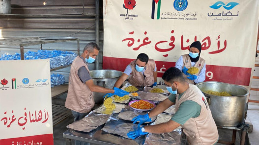 صورة حول : الهيئة الخيرية الهاشمية توزع وجبات ساخنة وسط قطاع غزة الهيئة الخيرية الهاشمية توزع وجبات ساخنة وسط قطاع غزة