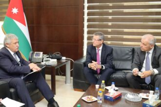 القطامين: تطوير بيئة استثمارية جاذبة في قطاع النقل الجوي