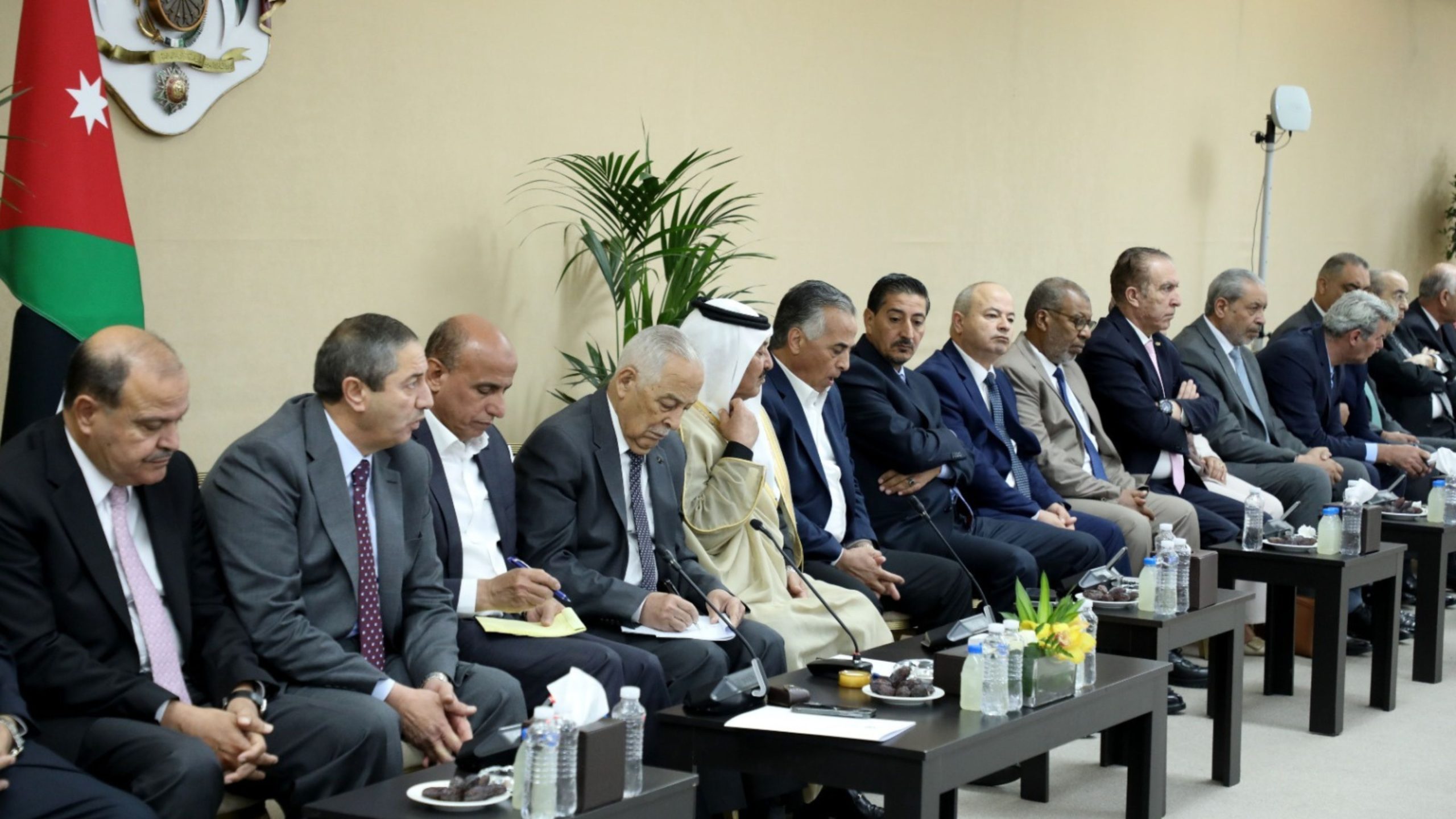 صورة حول : العيسوي يلتقي 200 شخصية من أبناء وبنات الكرك العيسوي يلتقي 200 شخصية من أبناء وبنات الكرك