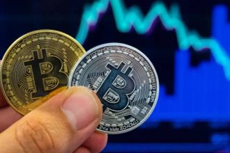 البيتكوين تعزز مكاسبها وتواصل الصعود إلى القمة