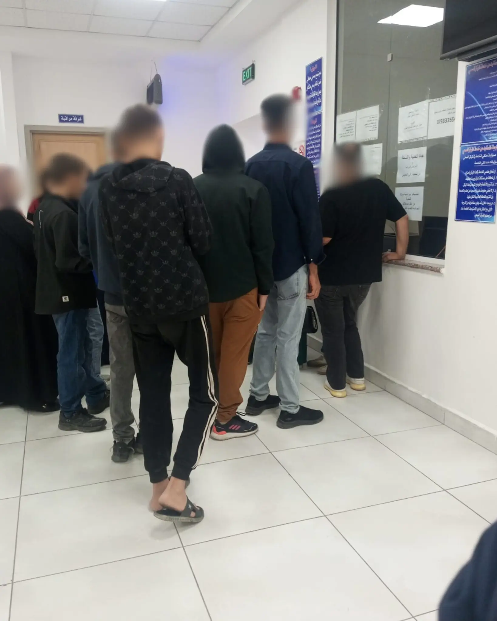 صورة حول : رحلة البحث عن العلاج... المواطنون يصطفّون منذ الفجر أمام المراكز الصحية رحلة البحث عن العلاج... المواطنون يصطفّون منذ الفجر أمام المراكز الصحية
