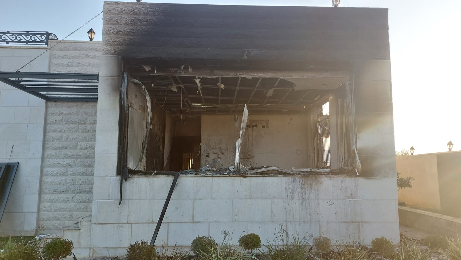 مستوطنون يشعلون النيران بمنزل برام الله