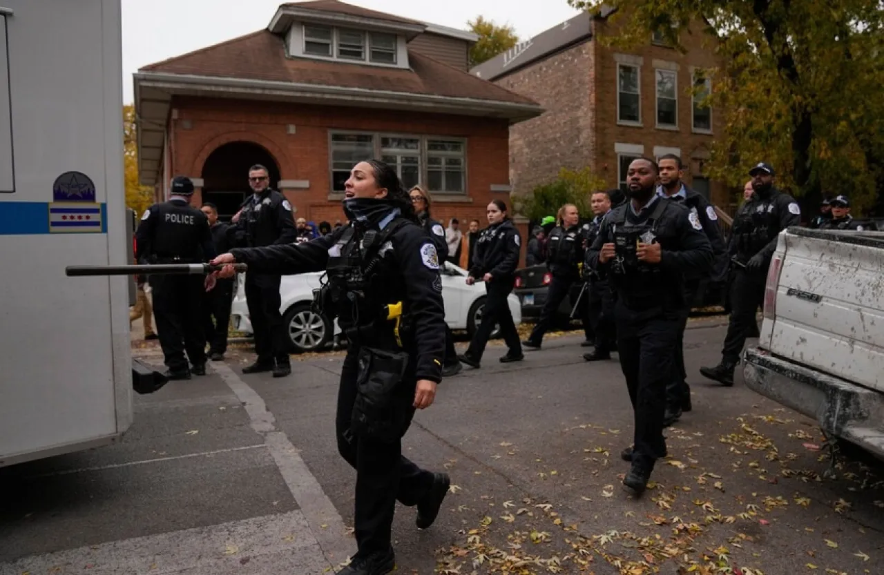 رصاص في قلب شيكاغو... مشتبه به يهاجم عملاء حرس الحدود ويُشعل الذعر