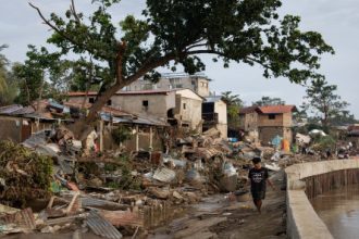 الفلبين تجلي 100 ألف شخص مع اشتداد قوة الإعصار