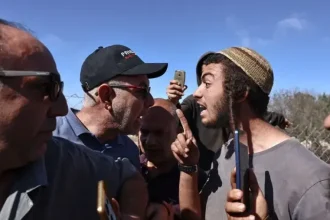 مستوطنون يهاجمون قاطفي الزيتون بالضفة الغربية