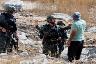 50 مستوطناً يهاجمون تجمعاً بدوياً بالقدس: جرحى وأضرار مادية جسيمة