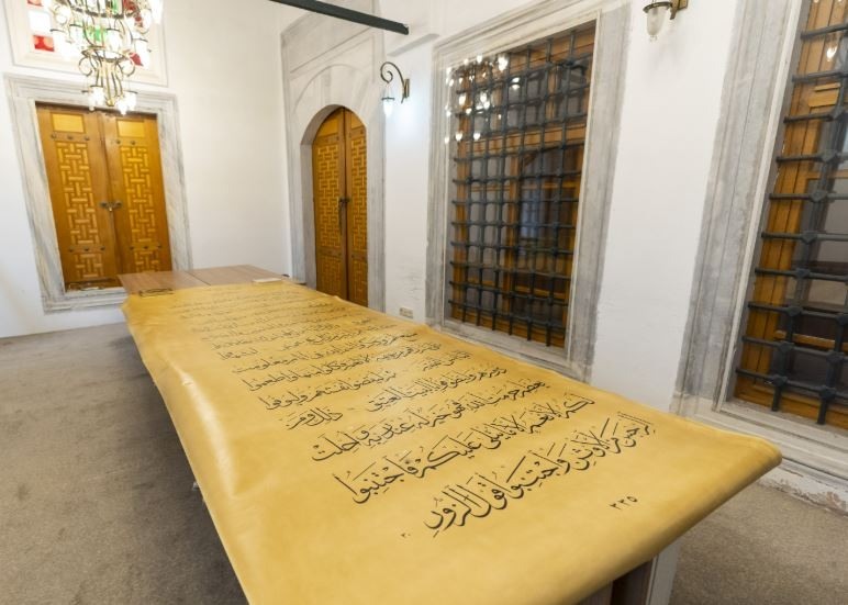 الخطاط العراقي علي زمان يكمل أكبر مصحف خطي في العالم