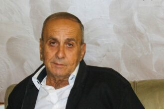 الزيادات يشكو لافارج بقصيدة موجهة للملك