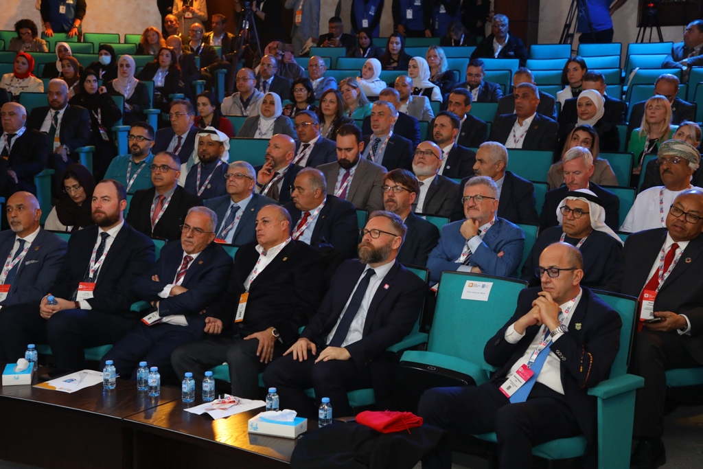 بالصور .. حفل افتتاح وفعاليات اليوم الأول لقمة " التايمز 2025" في عمان الاهلية