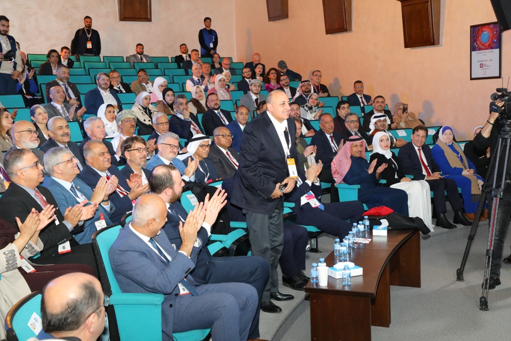 بالصور .. حفل افتتاح وفعاليات اليوم الأول لقمة " التايمز 2025" في عمان الاهلية