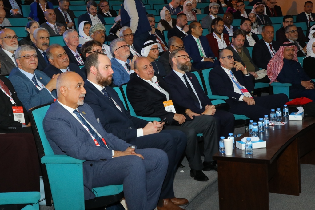 بالصور .. حفل افتتاح وفعاليات اليوم الأول لقمة " التايمز 2025" في عمان الاهلية