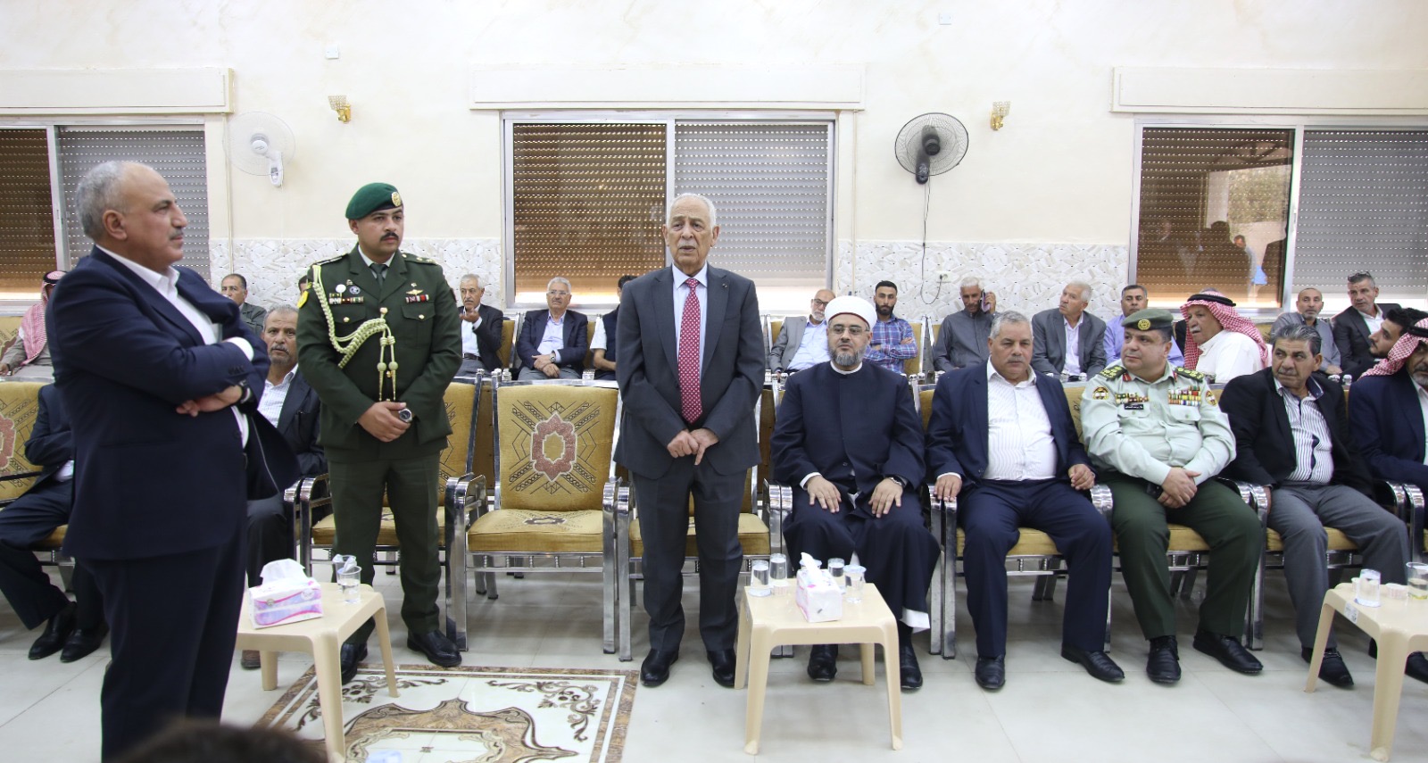 *مندوبا عن الملك وولي العهد. العيسوي يعزي آل العواد وآل عباد*