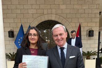 السفير الفرنسي في عمان يكرم الطالبة لمار الراميني لتفوقها بامتحان اللغة الفرنسية المدرسي