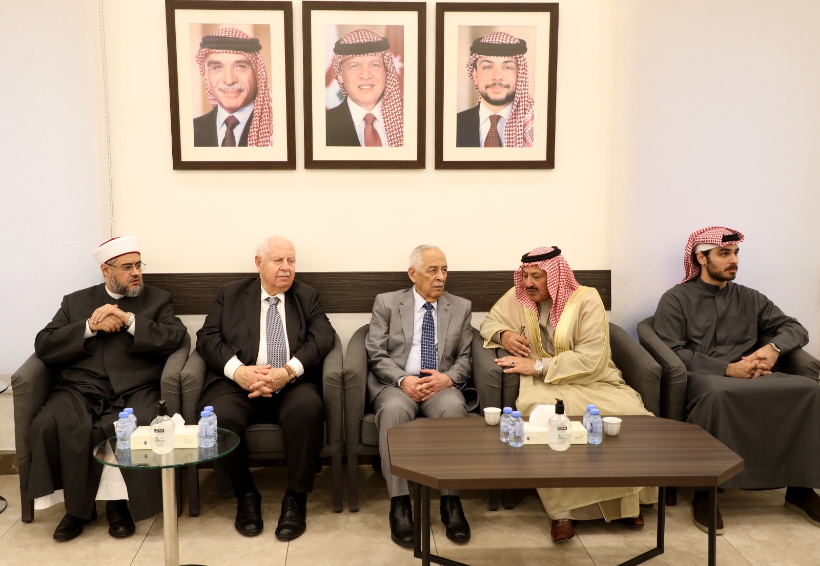 صورة حول : *مندوبا عن الملك وولي العهد.. العيسوي يعزي آل السعدون* *مندوبا عن الملك وولي العهد.. العيسوي يعزي آل السعدون*