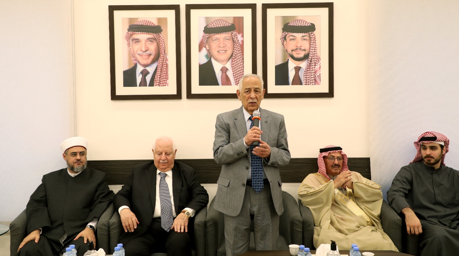 *مندوبا عن الملك وولي العهد.. العيسوي يعزي آل السعدون*