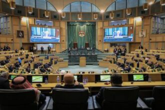 بالفيديو… خلاف بين القاضي والعرموطي حول توقيت الحديث للنواب