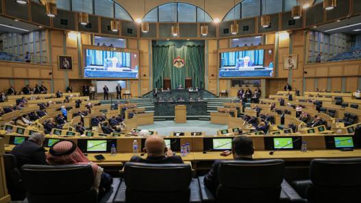 بالفيديو… خلاف بين القاضي والعرموطي حول توقيت الحديث للنواب