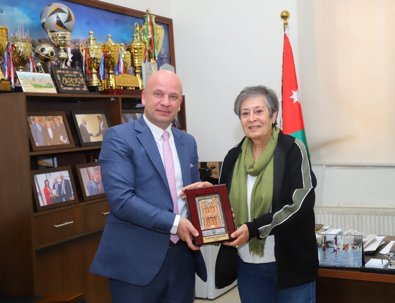 الفنانة جوليت عواد تُشرف على اختبارات منح التفوق الفني في جامعة البترا