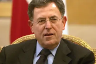 السنيورة يكشف خلفيات قرار تفكيك شبكة حزب الله