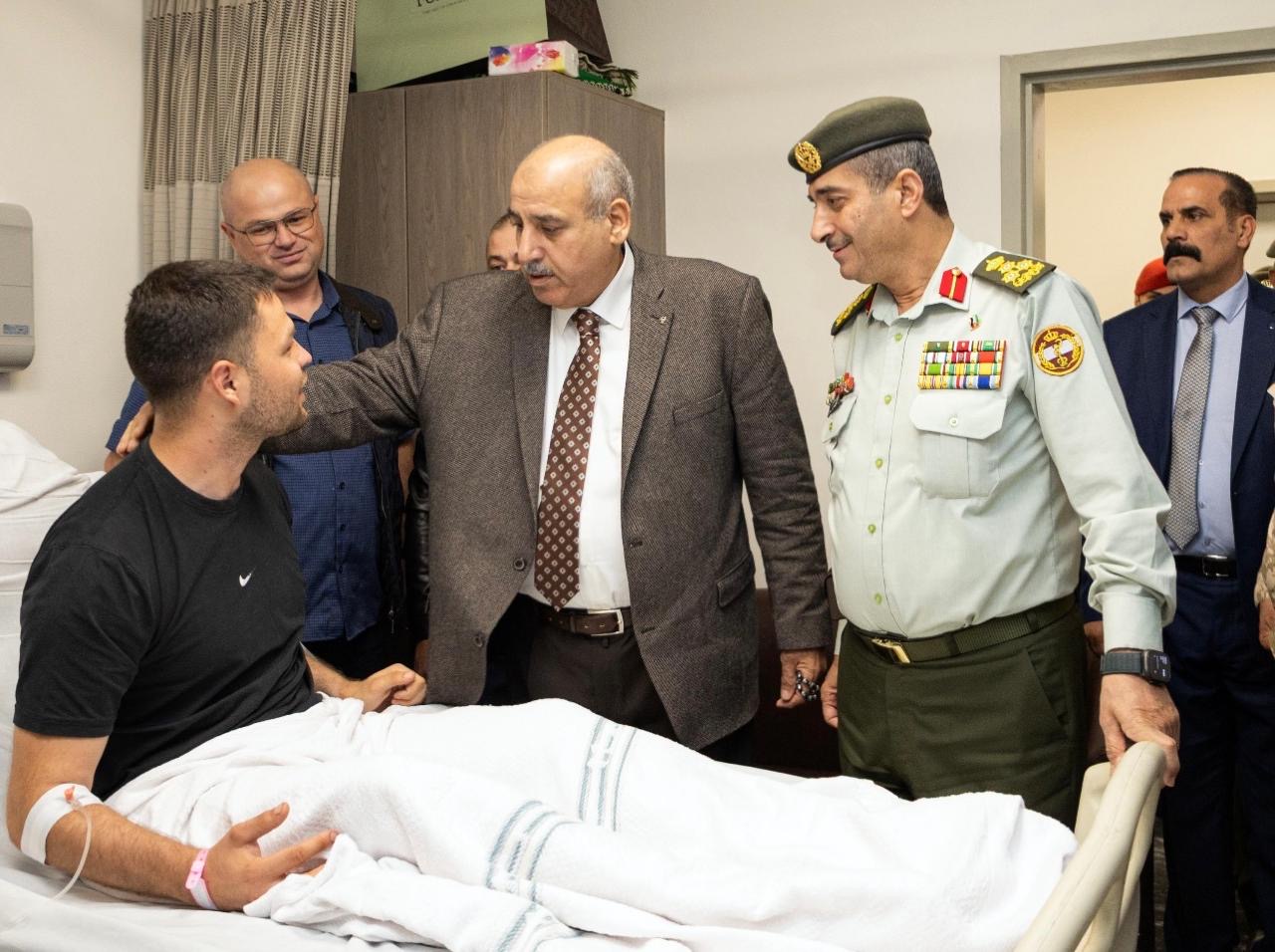 القاضي يزور مصابي المداهمة الأمنية في الرمثا