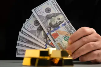 الذهب يحقق مكاسب أسبوعية طفيفة مع تراجع الدولار