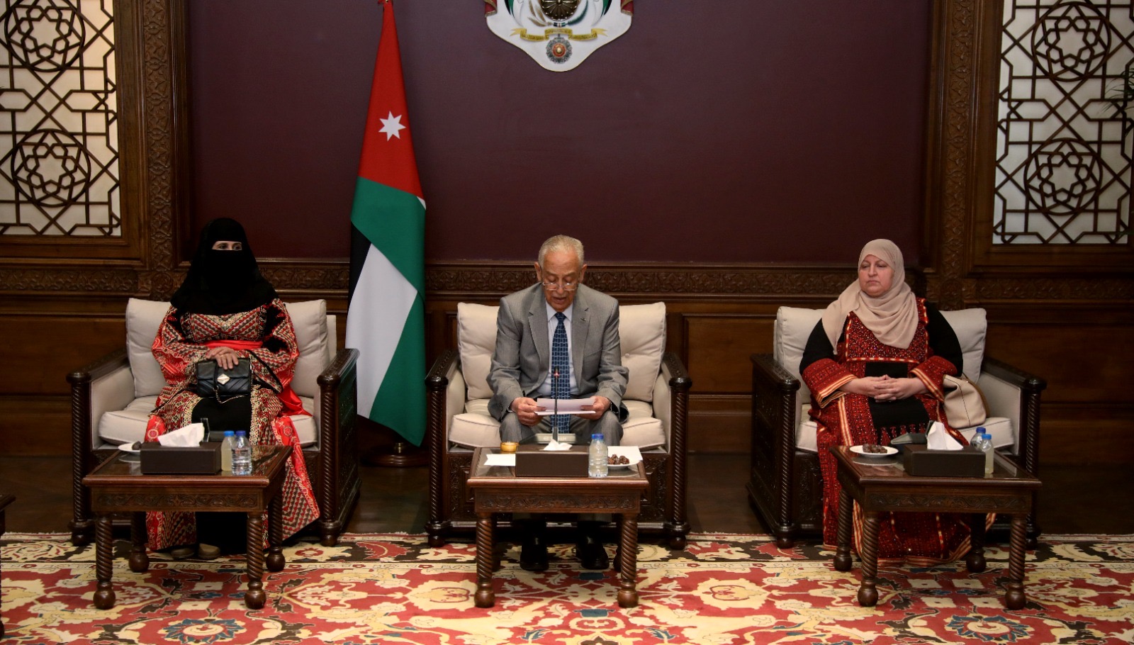 صورة حول : *رئيس الديوان الملكي الهاشمي يلتقي وفدا من جمعية أغصان العطاء الخيرية* *رئيس الديوان الملكي الهاشمي يلتقي وفدا من جمعية أغصان العطاء الخيرية*