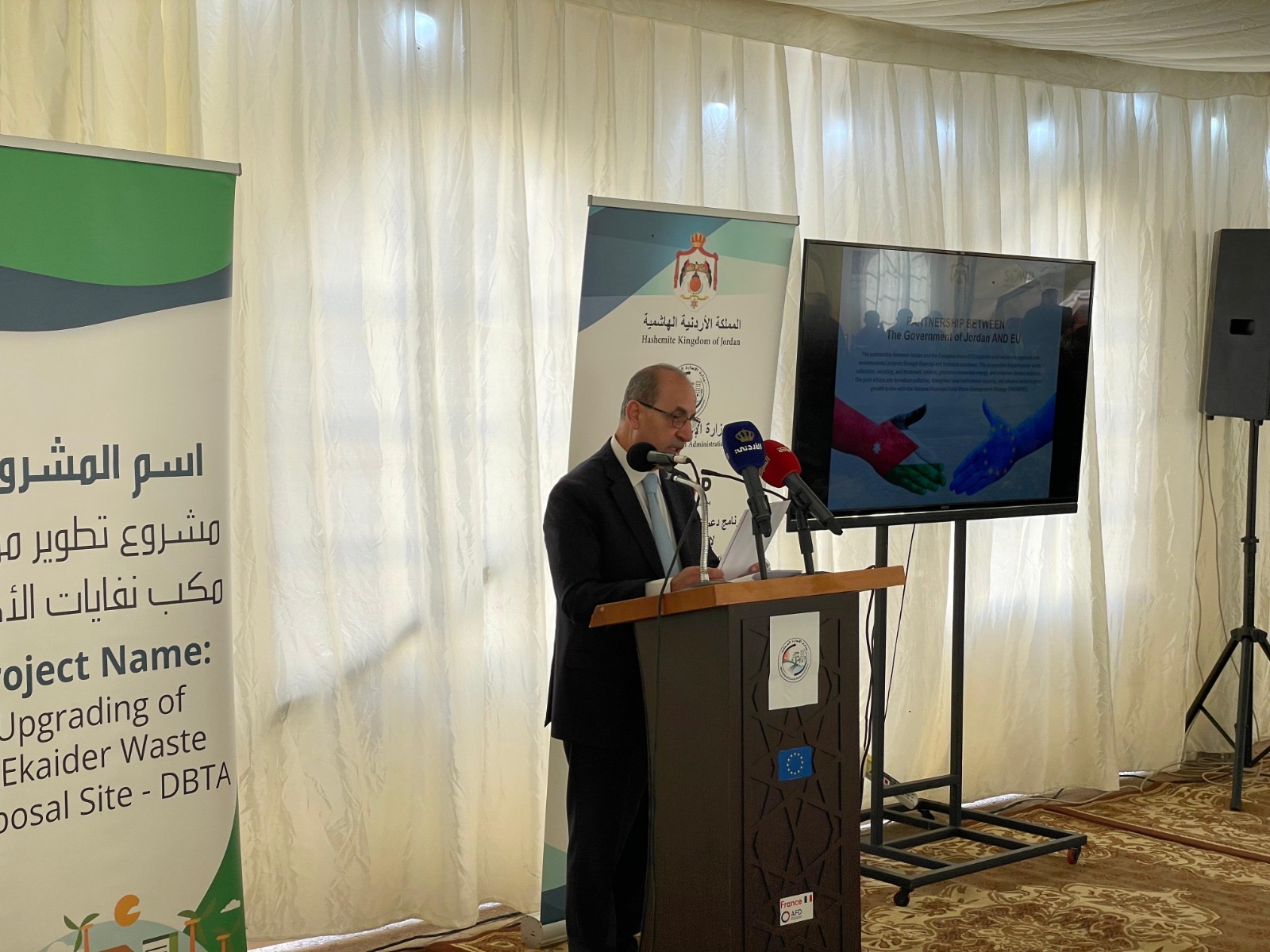 وزير الإدارة المحلية يضع حجر الأساس لمشروع تطوير وإعادة تأهيل مكب نفايات الأكيدر