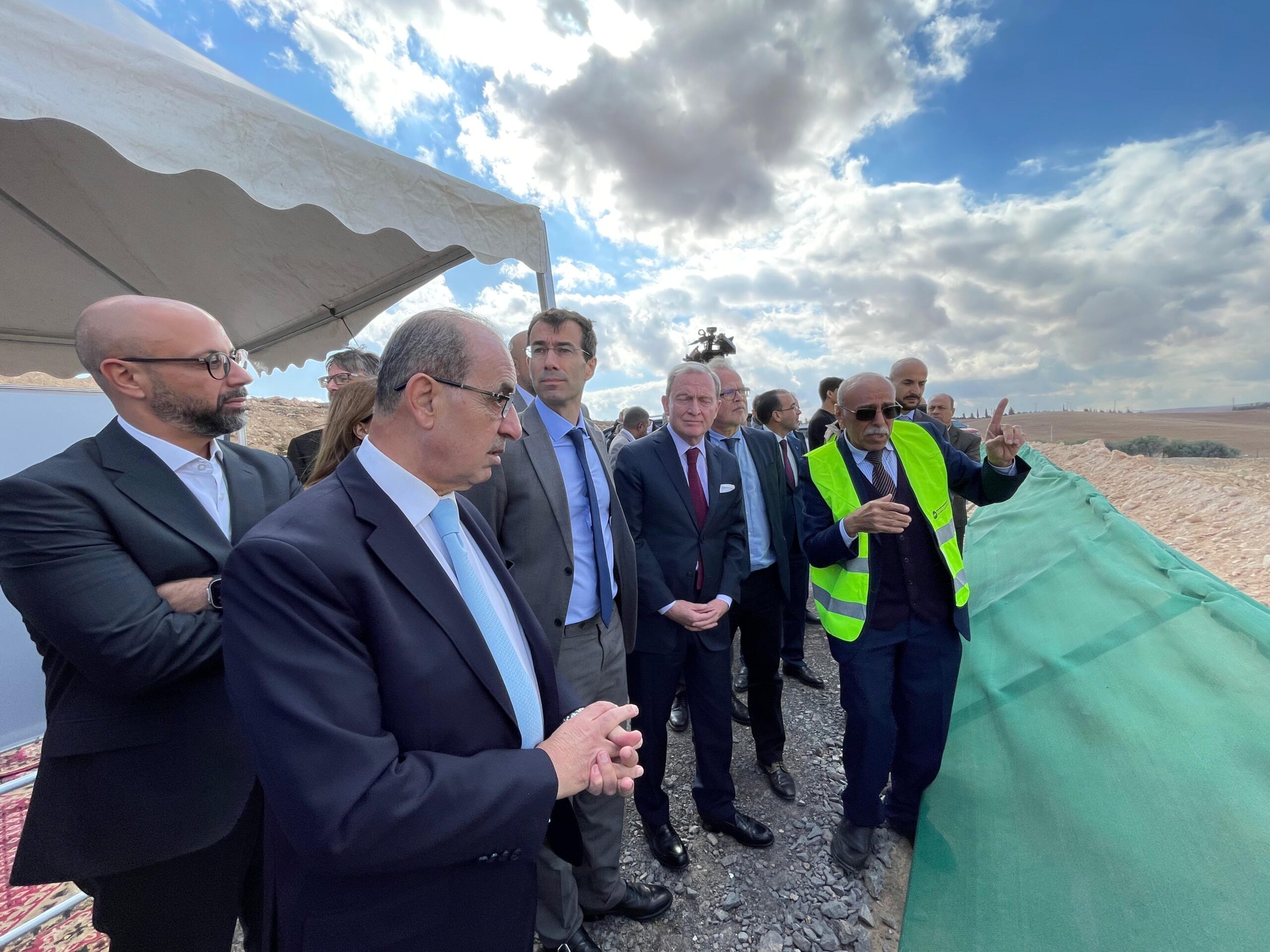 وزير الإدارة المحلية يضع حجر الأساس لمشروع تطوير وإعادة تأهيل مكب نفايات الأكيدر