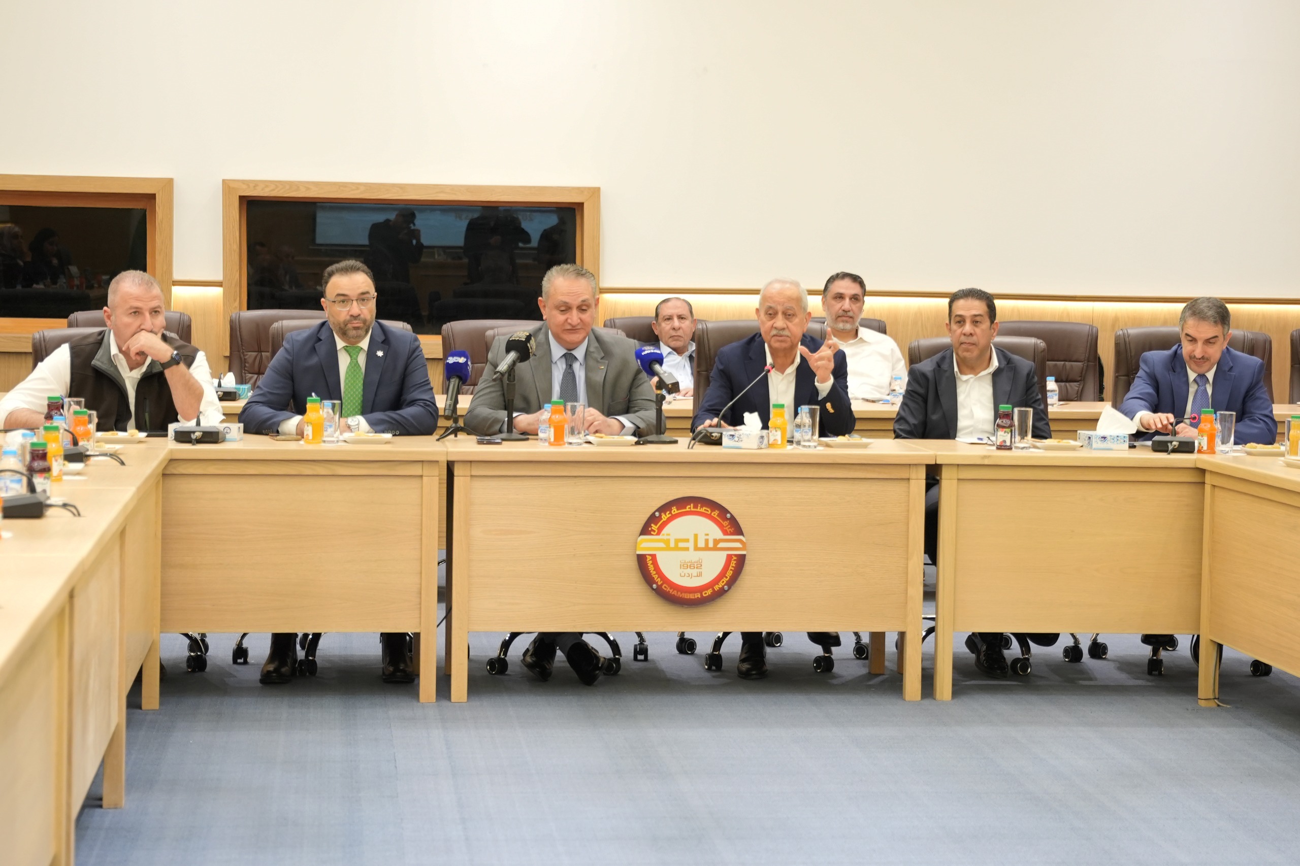 "صناعة عمان" تبحث معيقات القطاع الصناعي ذات العلاقة بعمل وزارة "البيئة"