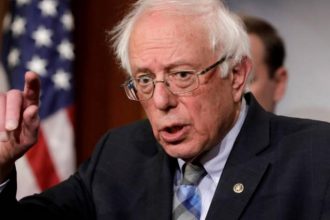 سيناتور أمريكي يربط الإغلاق الحكومي بتخفيضات ضريبية للأثرياء