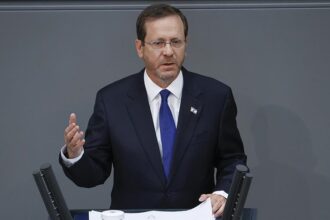 الرئيس الإسرائيلي يحذر: إسرائيل تقف على شفا الهاوية