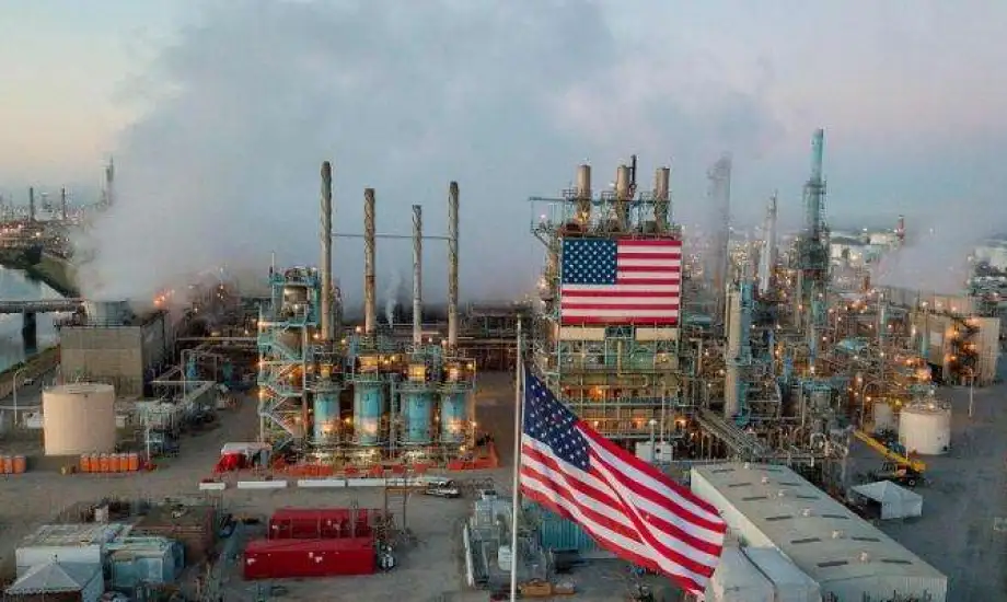  أسعار النفط تهبط أكثر من 4% وسط مخاوف الإغلاق الحكومي الأميركي