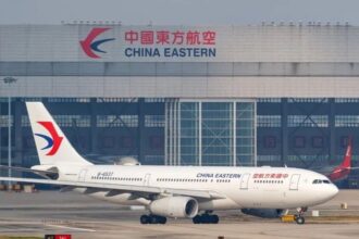 تسمم جماعي يصيب ركاب طائرة بسبب وجبة الغداء!!