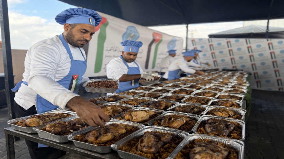 صورة حول : الحملة الأردنية توزع وجبات دجاج طازج شمال غزة لدعم الأسر المتضررة الحملة الأردنية توزع وجبات دجاج طازج شمال غزة لدعم الأسر المتضررة