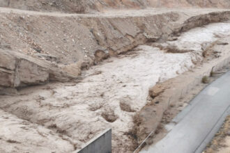 فيضان سد وادي الكرك وتحذر هام للمواطنين من مخاطر الفيضانات