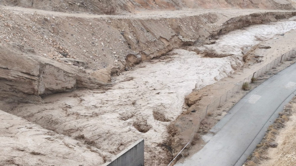 فيضان سد وادي الكرك وتحذر هام للمواطنين من مخاطر الفيضانات